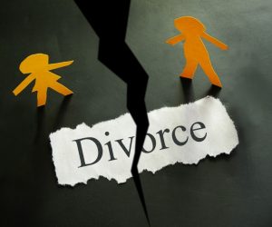 torn piece of paper with divorce text and paper couple figures