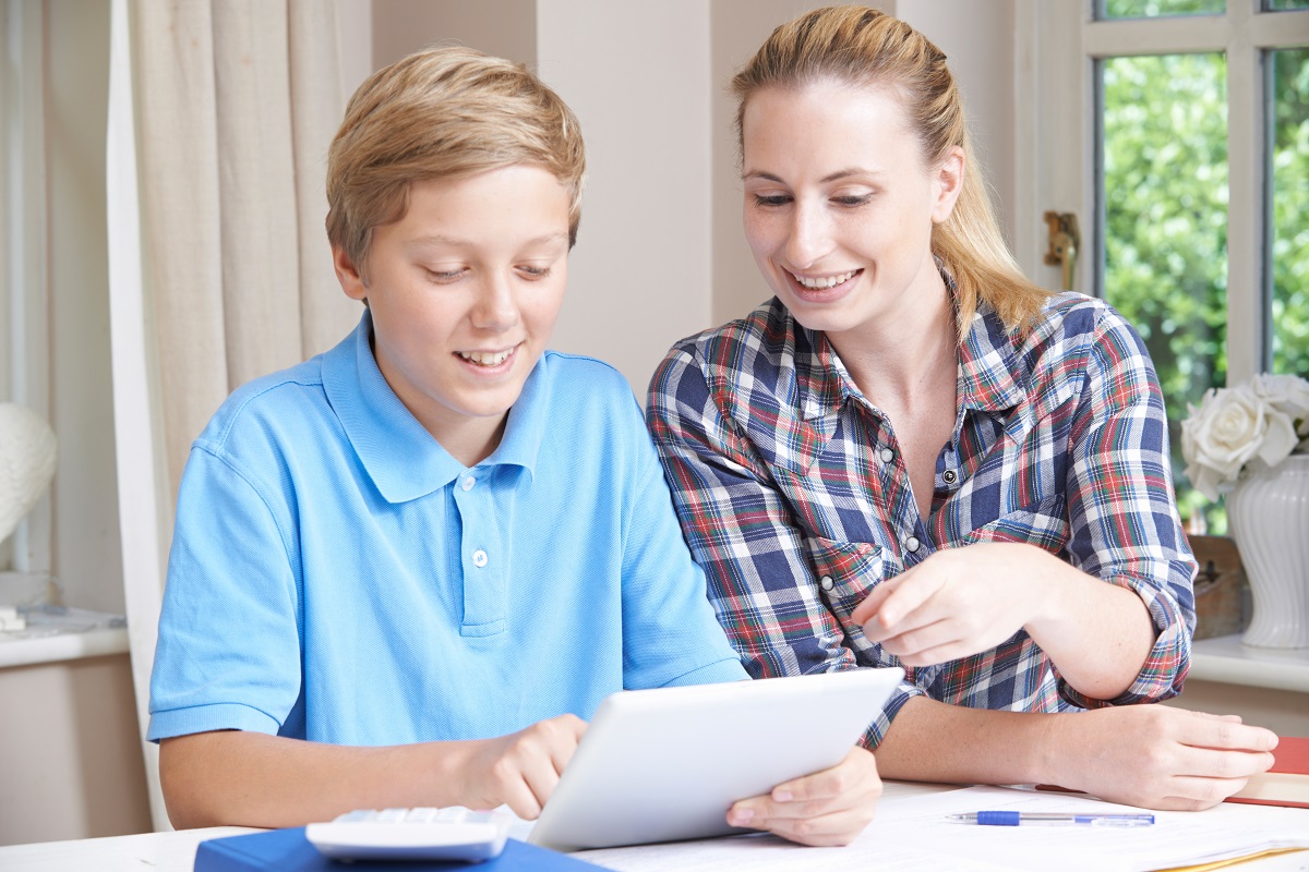 kid studying 